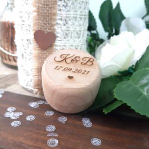 woodn-prsnlsdwddng-rnghldr